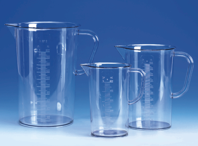 Messbecher, SAN, erhabene Skala, mit Henkel und Ausguss